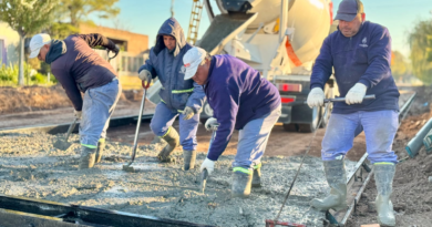 EL MUNICIPIO AVANZA CON LA SEGUNDA CUADRA DE PAVIMENTO SOBRE CALLE OROÑO